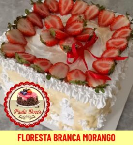 Pão de ló de baunilha, recheio de chantininho com morangos frescos, coberto de chantininho, Depp de chocolate branco, decorado com morangos frescos.